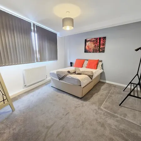 Spacious 4 Bedroom Flat, Perfect For Trade Teams Apartamento *