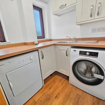 Spacious 4 Bedroom Flat, Perfect For Trade Teams *