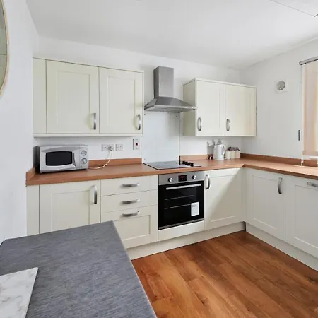 Spacious 4 Bedroom Flat, Perfect For Trade Teams דירה בריסטול