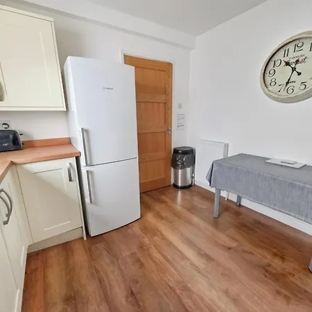 Spacious 4 Bedroom Flat, Perfect For Trade Teams דירה