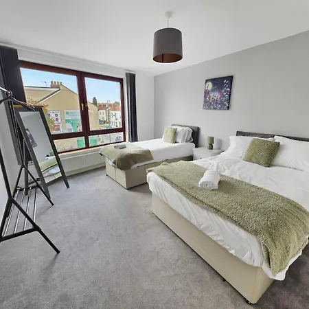 Spacious 4 Bedroom Flat, Perfect For Trade Teams Apartmán