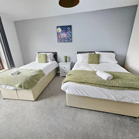 Apartmán Spacious 4 Bedroom Flat, Perfect For Trade Teams *