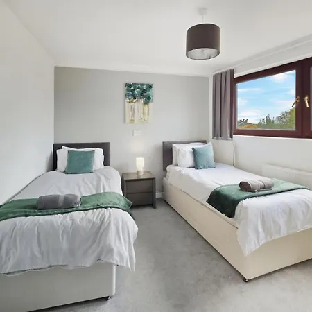 דירה Spacious 4 Bedroom Flat, Perfect For Trade Teams *