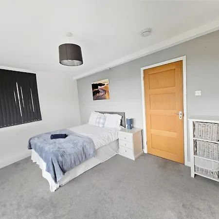 Spacious 4 Bedroom Flat, Perfect For Trade Teams
