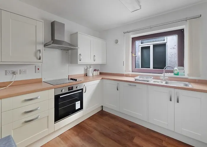 Spacious 4 Bedroom Flat, Perfect For Trade Teams * בריסטול