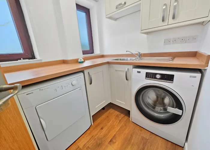 Spacious 4 Bedroom Flat, Perfect For Trade Teams *