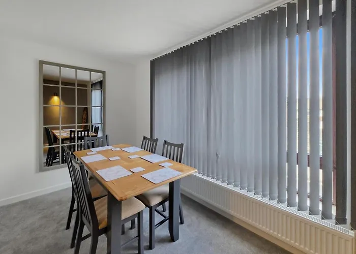 Spacious 4 Bedroom Flat, Perfect For Trade Teams