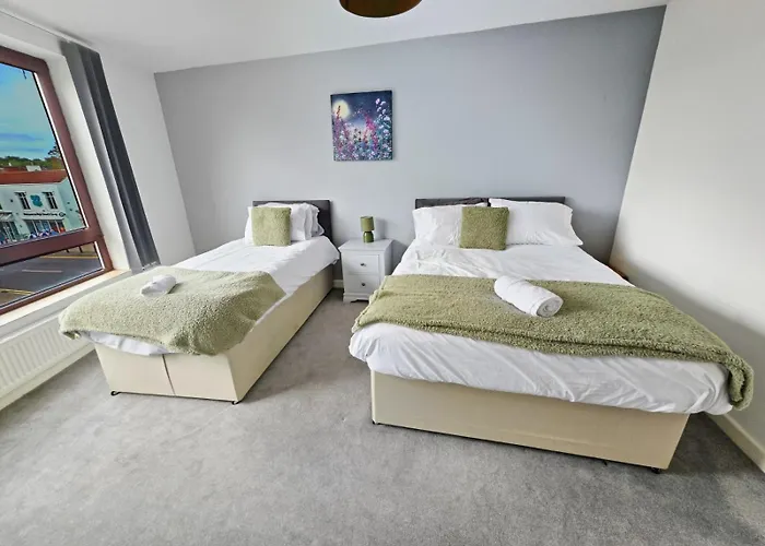 شقة Spacious 4 Bedroom Flat, Perfect For Trade Teams *