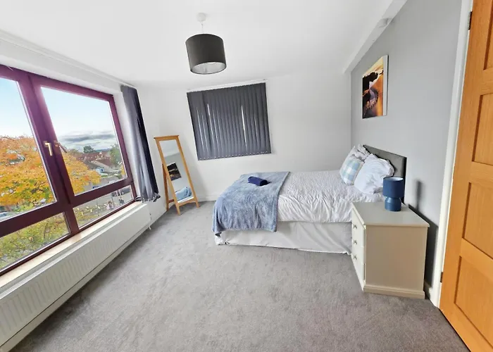 Spacious 4 Bedroom Flat, Perfect For Trade Teams דירה בריסטול