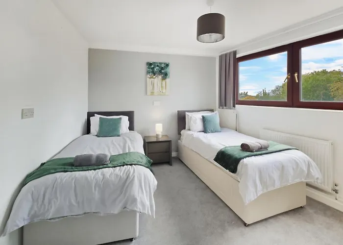 דירה Spacious 4 Bedroom Flat, Perfect For Trade Teams *