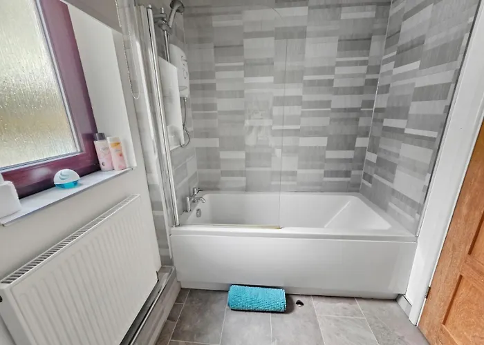 Spacious 4 Bedroom Flat, Perfect For Trade Teams *