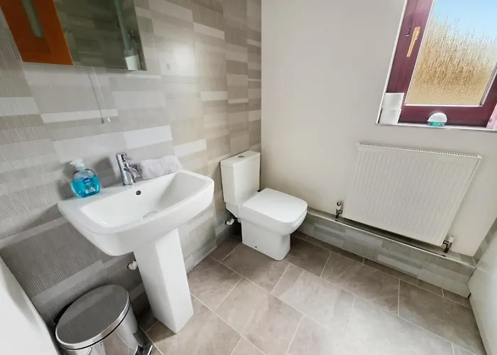 Spacious 4 Bedroom Flat, Perfect For Trade Teams * בריסטול