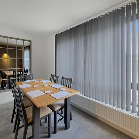 Spacious 4 Bedroom Flat, Perfect For Trade Teams