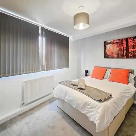 Spacious 4 Bedroom Flat, Perfect For Trade Teams Apartman