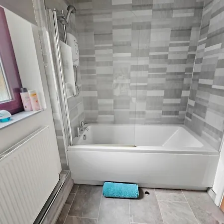 Spacious 4 Bedroom Flat, Perfect For Trade Teams *