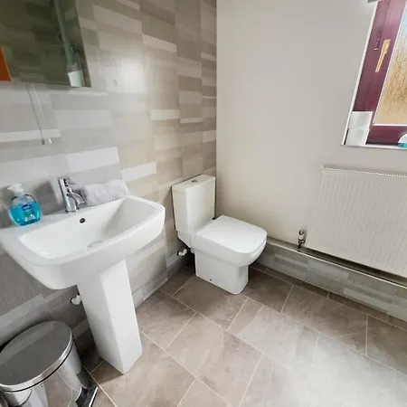 Spacious 4 Bedroom Flat, Perfect For Trade Teams * Bristol