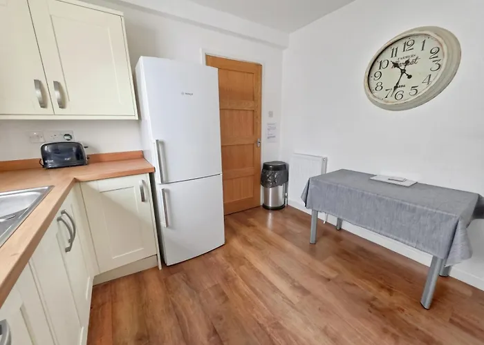 Spacious 4 Bedroom Flat, Perfect For Trade Teams Апартаменти