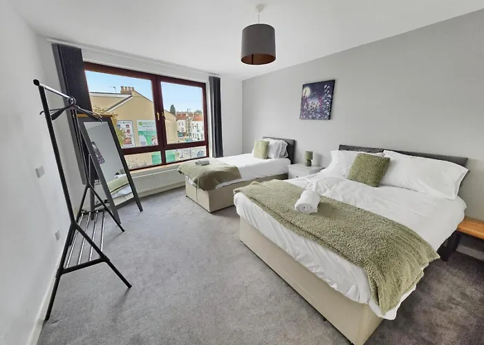 Spacious 4 Bedroom Flat, Perfect For Trade Teams Апартаменти