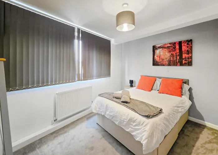 Spacious 4 Bedroom Flat, Perfect For Trade Teams Апартаменти