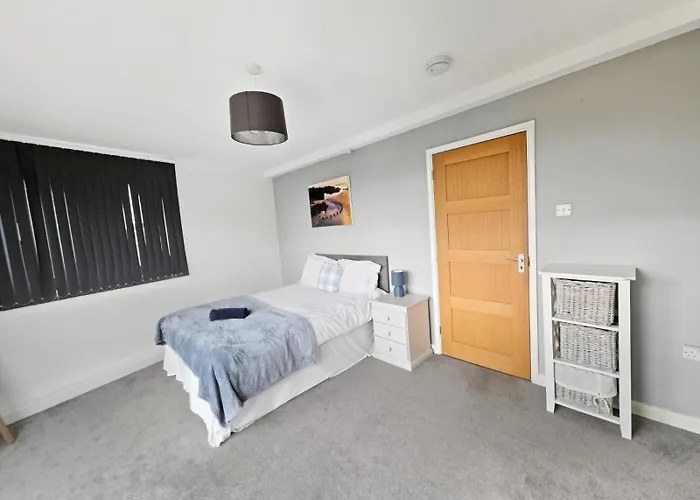 Spacious 4 Bedroom Flat, Perfect For Trade Teams